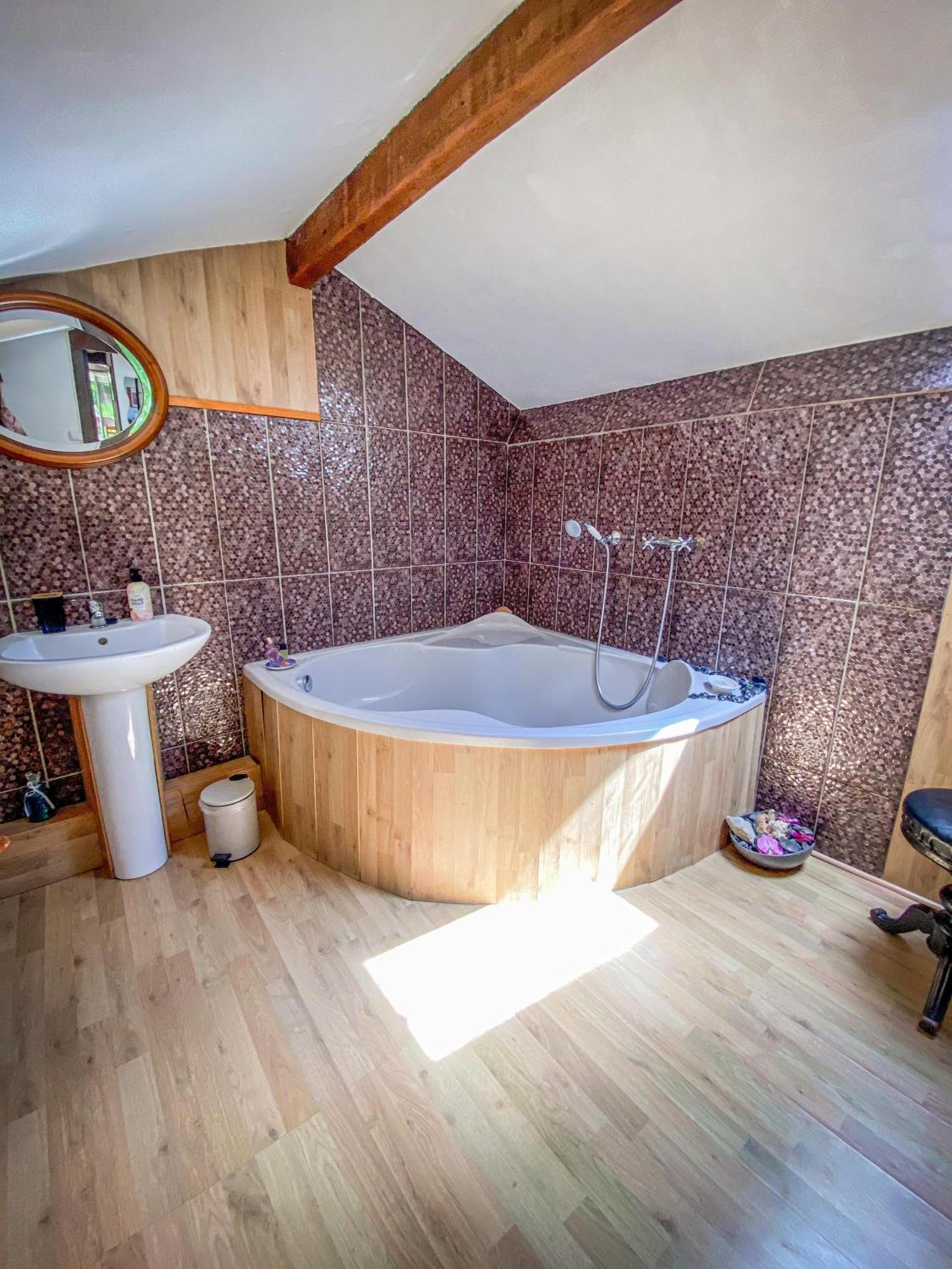 Ryokan Lankana Exideuil-sur-Vienne Luaran gambar